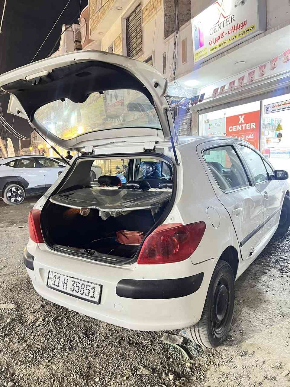 بيجو فرنسي 307 موديل 2005 
ماشيه 200 الف 
بلادي بدون صبغ 
هزه جديده 
سنويه جديده 
رقم انكليزي بغداد 
تبريد ثلج مكفول بلادي 
سياره نضيفه وما متعوبه مكفوله 
بيها دحجه خفيفه بالباب ترجع بارد 
سعرها 52 ورقه
*********** 
مكاني بغداد
