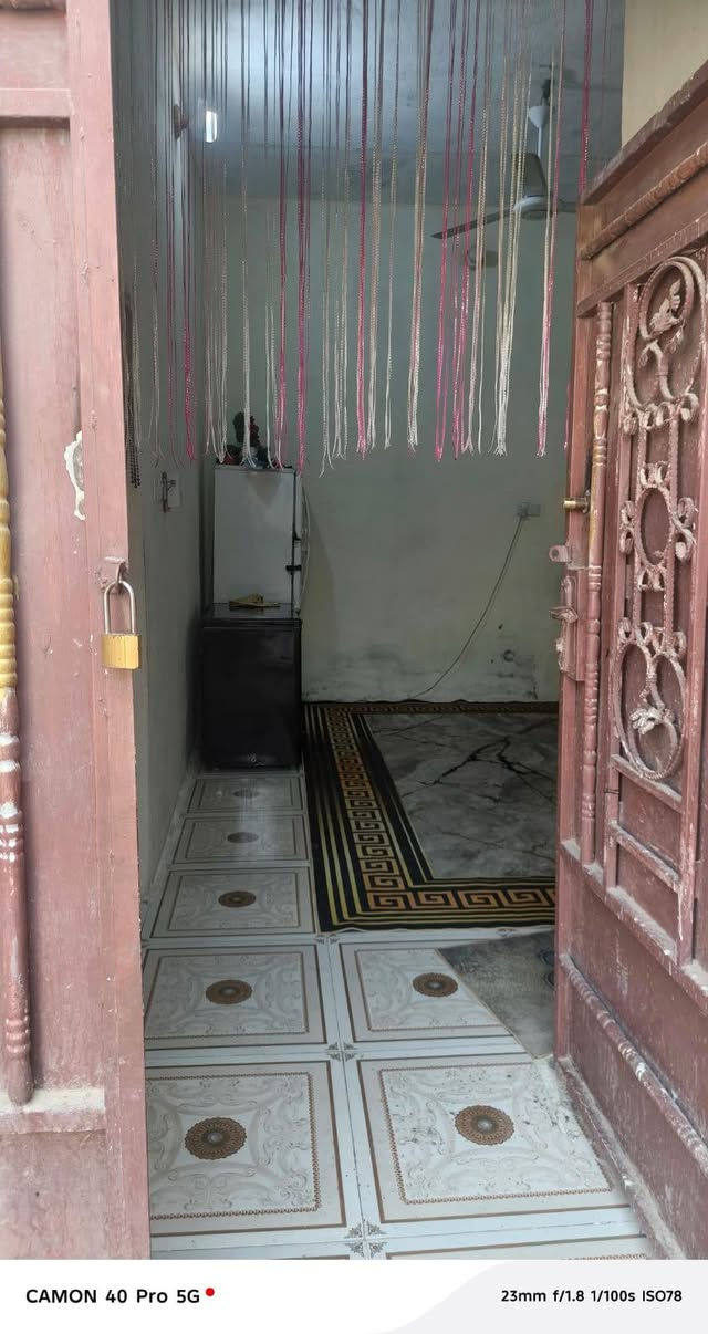 من رخصت الادمن بيت  لبيع ١٥٠ م بيه غرفه وصاله ومطبخ وصحيات وديوانيه بدون سقف حي الوحده الإسلامية حواسم رقم *********** سعر ١٤ وبيه مجال
