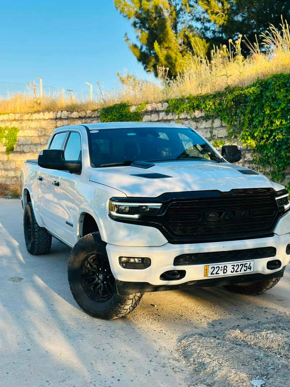 للبيع دوج رام لمتدد موديل 24 فول 
المحرك : V8 5.7L .
العداد : 29 مايل 

للسعر علق واني ادزه الك خاص

رقم اربيل بأسمي حادث سطحي خفيف 

 واتساب ***********

المواصفات :
*عداد ديجتال
* سلايد روف
* دفع رباعي 4x4. فور ويل
* رادار تفاعلي مع مانع تصادم. 
* نقطة عمياء. 
* تحذير الخروج عن المسار
* استطفاف ذكي (اوتوپارك).
* دوسات جانبية كهربائية.
* المصابيح الأمامية زنون.
* كشافات الضباب زنون. 
* المصابيح الأمامية والمصابيح الخلفية LED. 
* دخول ذكي (بصمة). 
* تشغيل عن بعد.
* مقاعد من الجلد الفاخر. 
* المقاعد كهربائية مع ميموري.
* المقاعد الأمامية تبريد وتدفئة. 
* المقاعد الخلفية تبريد وتدفئة. 
*الستيرن تدفئه 
* شاشة كبيرة 12 أنچ.
* نظام ملاحة نفكيشن GPS.
* حساسات امامية وخلفية.
* 
* مانع تصادم خلفي. 
* مكيف خلفي.
*محدد سرعة.

* مرايا كهربائية جانبية  قابلة للطي كهربائيا.
* شاحن موبايل لاسلكي (واير ليس).
* الشباك الخلفي كهربائي. 
* المرايا الجانبية تدفئة. 
* باب الصندوق كهربائي.
* غطاء من الجلد للصندوق الخلفي .
*
* امكانية تعديل ارتفاع دواسات البنزين والبريك.
* هاند بريك كهربائي.
* جوبلسات جگات تصعد وتنزل 
* حساسات امامية. 
* حساسات خلفية. 
*
* مرايا مع خاصية التعتيم الذاتي. 
* مساحات تخزين إضافية 

مكان السياره بغداد

