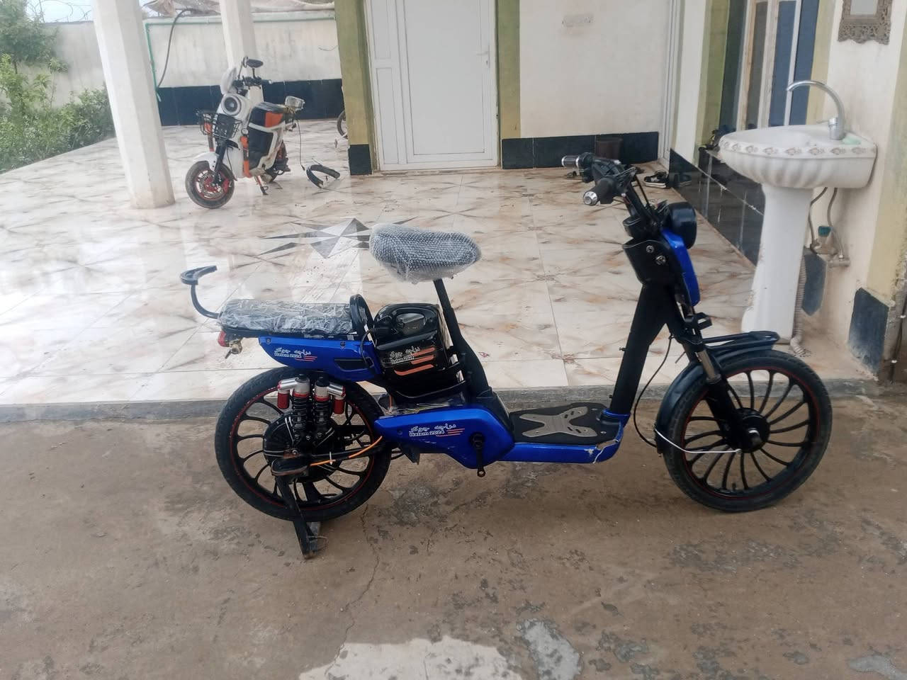 السلام عليكم دراجه شحن بيع مستعجل موديل 2024 شرط البطاريات على الفحص جديدات سعر الدراجه 125 وبيها مجال للطيبين مكاني ديالى الخالص ***********
