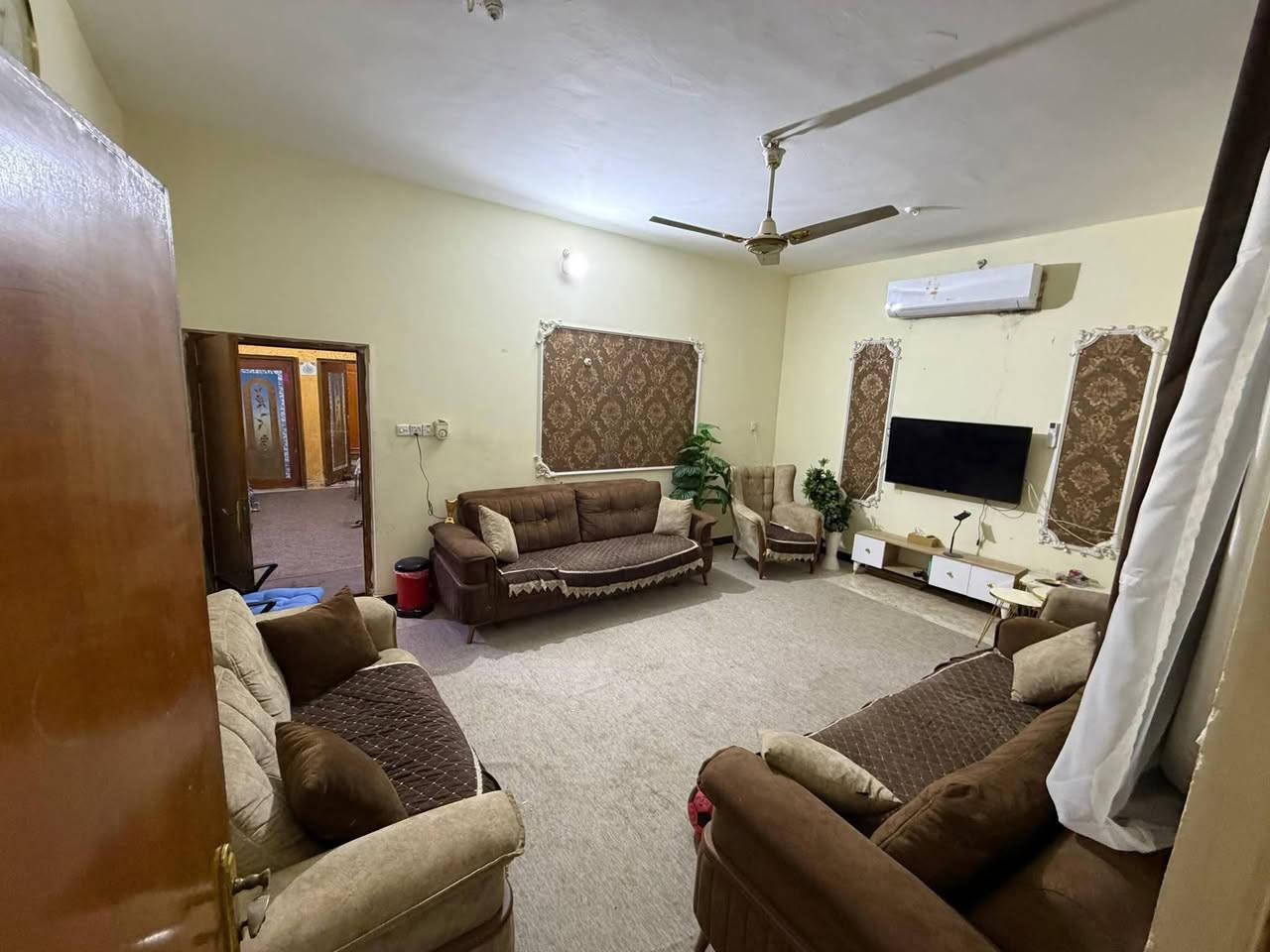 يعلن مكتب عقارات النورين عن وجود دار للبيع البصره كوت الحجاج مساحة 250 متر وجه 12 ونص طابقين يحتوي على 5 غرف نوم وصاله وستقبال ومطبخ وصحيات وكراج الطابق الارضي بناء 2008 والطابق الثاني بناء 2016
تفاصيل اكثر مراجعه عقارات النورين او الاتصال ***********
عنوان المكتب الطويسه شارع السوق القديم مجاور معرض الرائد لسيراميك
