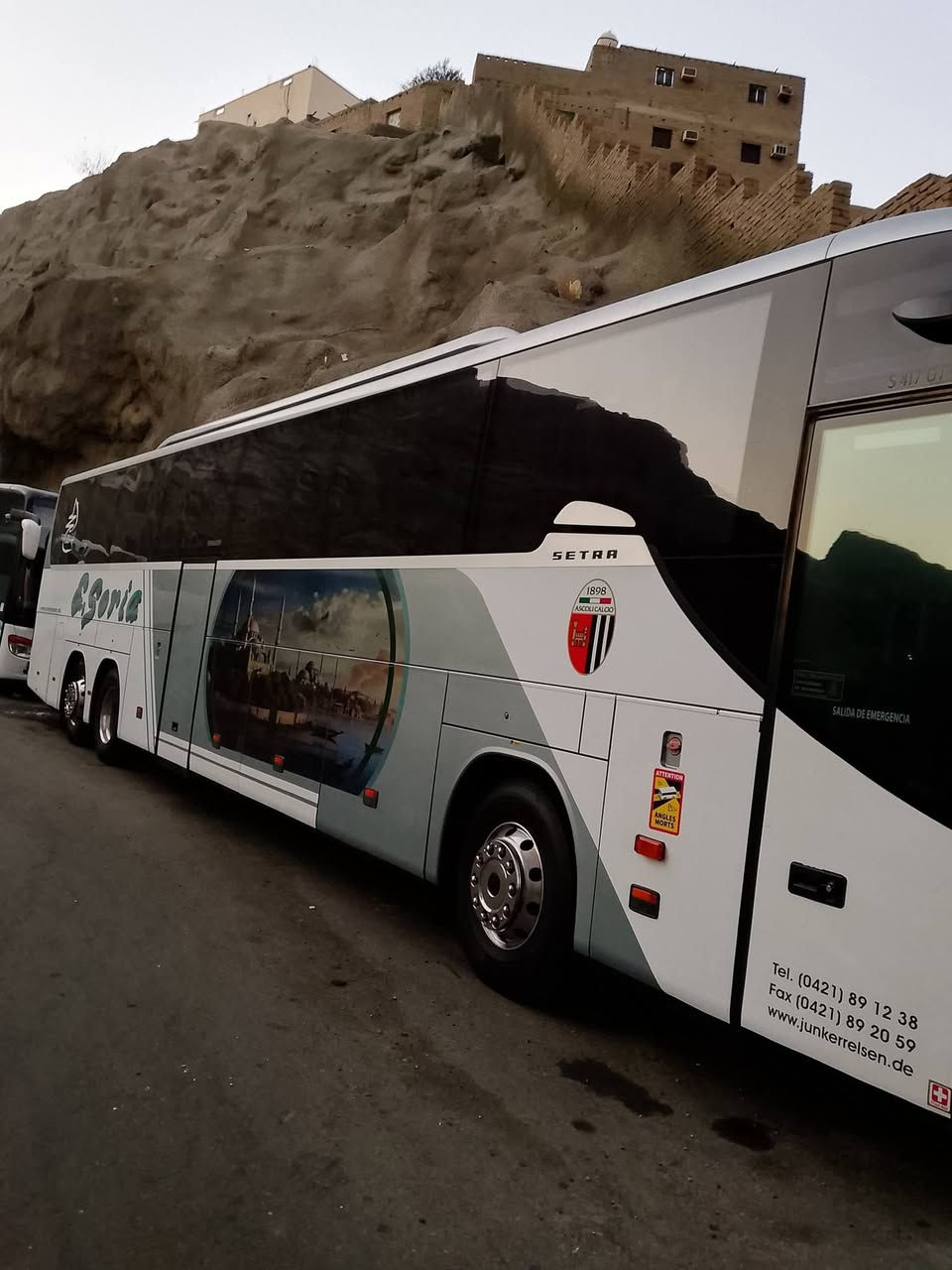 السلام عليكم باص سترا جيتي ٤١٧ موديل ٢٠٠٦ تبريد زعانف تخم تاير ٦٠ نفرا مكينه ٨ كير سطر سياره جديده بمعنى الكلمه *********** مكان السياره بغداد
