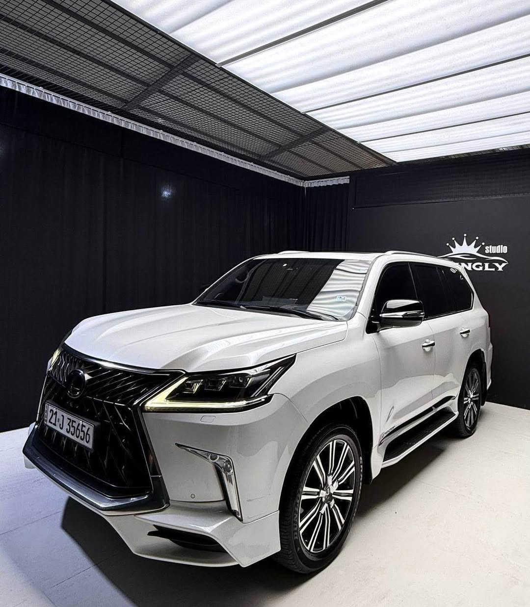 ‏Lexus _ LX 570 _2018 _breme 
داخل أحمر ( دواخل کورو)

اللَّهُمَّ صَلِّ عَلَى مُحَمَّدٍ وَعَلَى آل مُحَمَّدٍ

🔶ليگزيز  2018   (بريم)   LX_570
🔶سياره تحفه ماشاالله 
 هيبة بالشارع
🔶
بدون بارد  , بدون رصعات ,بدون حتي شخط 
بها فقط بخ بمب صبغ بمكانين بدون ضربة 
سياره رمل مابيه  ،باقيه سياره كلها بشرط
سياره بل باكيت ماشاالله

لتسجيل لأول مرة

🔶ماشيه (92) الف كيلو حقيقي بشرت  

🔶فول فول مواصفات
بصمه ، الانزيلاق ، شغال ، كشن جلد و هيتر
راس ديفيدي ، كاميرات ,ثلاجه , زينون ، جلد جاف تدفئيه شفط ، التبريد خزينه ،نظام ايكو ،سبورت ، حساسيه الديك الموخره ،مرايات ، الفتحه ، باب خلفي جك ، رادار امامي .....)

🔶محرك كير  بشرط مامفتوح
سياره حيل نظيفه كلشي علي بلاد لوك
 السنويه بشرط تحويل و خرامه
سياره مابيها دينار مصرف كامل من كل نواحي

🔶نظافه ١٠٠٪؜ كامل سيرفس بدون نقص و بدون مصرف سياره اي نقص مابيها   
٤  ايطارات و ويل بيلادي لوك طايرات دنلوب اصليه 

 
نفسي يوم /تحويل و كاله حاظر
مكان / داخل سليمانيه🌆

🔶سعر )(655$)💵
🔶موبايل /***********📲 السليمانية, العراق
