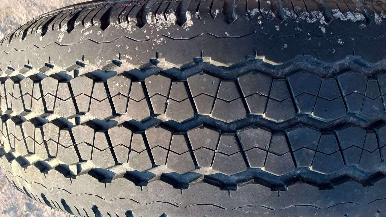 اسلام عليكم
تايرات تيوتة هايلوكس 
انتاج 2025 
مشتغلات شهرين فقط 
بس واحد بي ضربة  واحد جديد 
المكان ديالى شهربان  
***********
