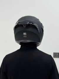 خوذات • تواصل خاص • تدلل