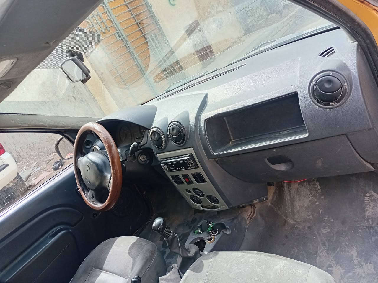 السلام عليكم سياره رينو لوكان للبيع
موديل 2009مكينه وكير خير من الله بدون تحويل تكفل سرقه وعشاير السعر 15 بيها مجال بسيط *********** عنوان بغداد العبيدي حي الرئاسة
