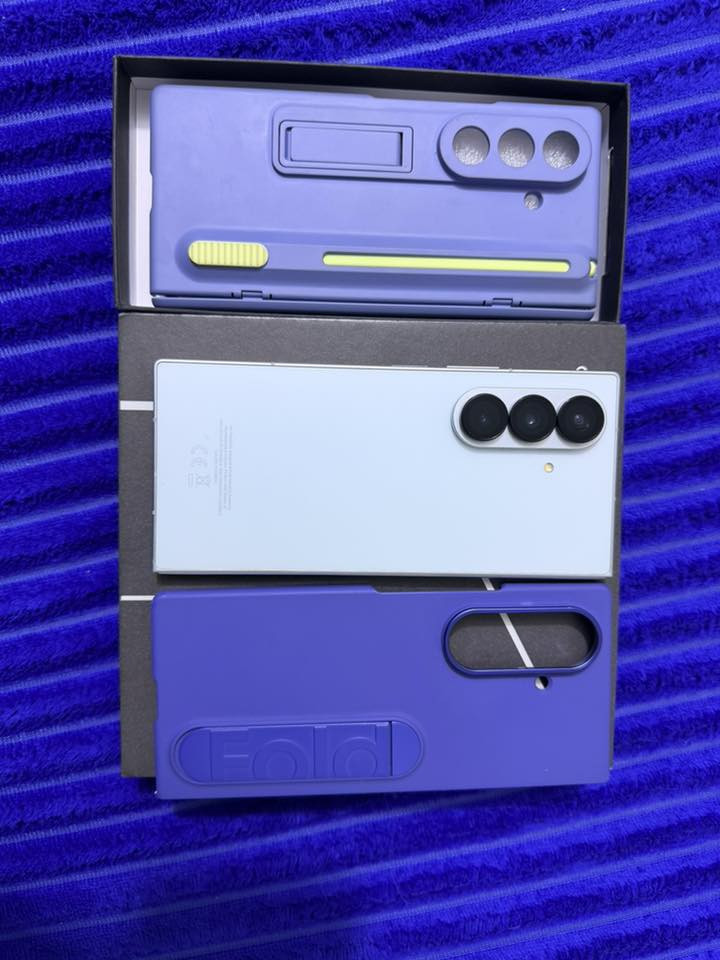 زت فولد 7 لون مميز ذ512 
نضافته 100/100
وياه كفرين اصليات 
للبيع او المراوس 
السعر مليون650
***********
