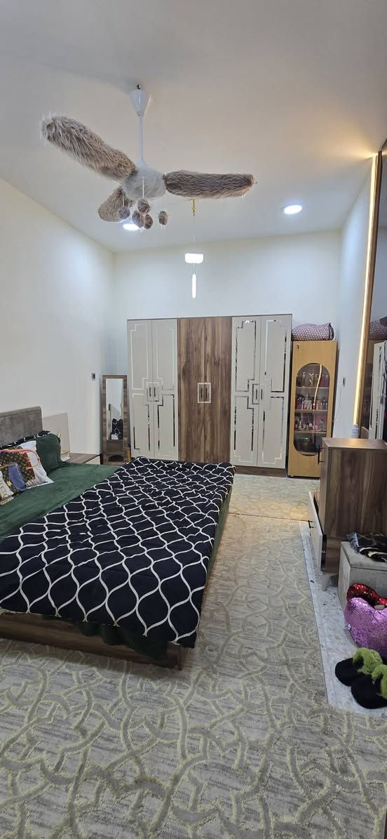 مشتمل مساحة ١٠٠ طابو ملك صرف سكني 
طابقين متكامل 
البناء درجه اولى (البيت متعوب عليه بمعنى الكلمه)
يباع مع الاثاث او بدون
يحتوي على
 استقبال 
وصاله
وخدمات 
وغرفة نوم جوا
وغرفتين نوم فوك 
وخدمات
وصاله 
وبيتونه كبيره
وسطحين 
بغداد / الراشدية 
منطقة الانتصار 
مقابل مستشفى حمادي شهاب
 قبل مرور الحسينيه 
نهاية شارع ابو علي المضمد 
معروض حصرا لدى مكتب الموسوي للعقار
 للإستفسار 
الاتصال على الرقم الموجود
 او زيارة المكتب
 ابو فاطمه الموسوي 

***********
