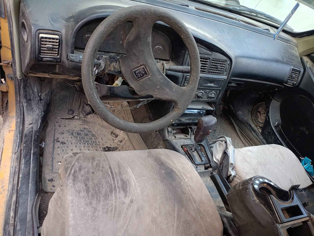 السلام عليكم سياره للبيع سياره تفصيخ ومحرك ***********
