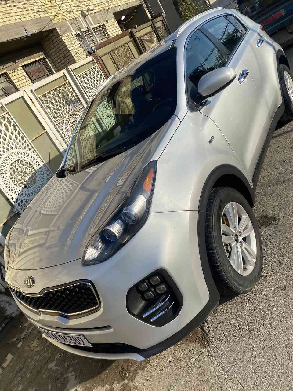 السلام عليكم اخواني الاعزاء
كيا سبورتج للبيع موديل 2017
وارد امريكي حادثهه بصيط جدآ 
فقط بنيد صبغ 
السياره جديده جدآ ماشيه 27 الف mi
جاهزه من كلشي رقم جديد وهزه جديده 
تحويل مباشر 
السياره فور ويل 
محرك 2400 gdi
كير محرك كفاله من الفتح 
السعر المطلوب ١٦٥ للاستفسار الاتصال
على ***********
