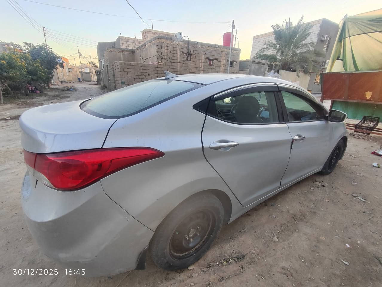 النترا ٢٠١٣  وارد امريكي سيارة مكينه وكير كفاله جديدة وجاهزة من كلشي بيه باب وجاملغ وبيه صبغ قليل حادثه بالباب السايق السعر ٩٠ وبيه مجال.. إتصال على ***********
