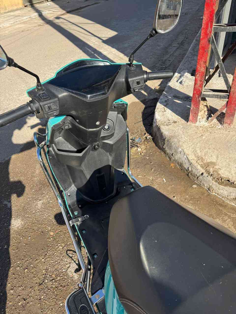 دراجه شحن 2025 للبيع لون مميز خمس بطاريات 🔋 حالتها ممتازة ومابيها نقص بيها شغله بسيطه جداً 
تايرات جديدة 🆕 
لايت زينون ثلجي ❄️ 
إشارة يمين يسار شغالة ✔️ 
مرايات جديدة 🆕  / السعر : 550 وبيها مجال للشراي 
الدراجه خير من الله بالعافية على الي ياخذها 
المكان / بغداد حي الجهاد / الرفاق 
للاستفسار / ***********
***********
