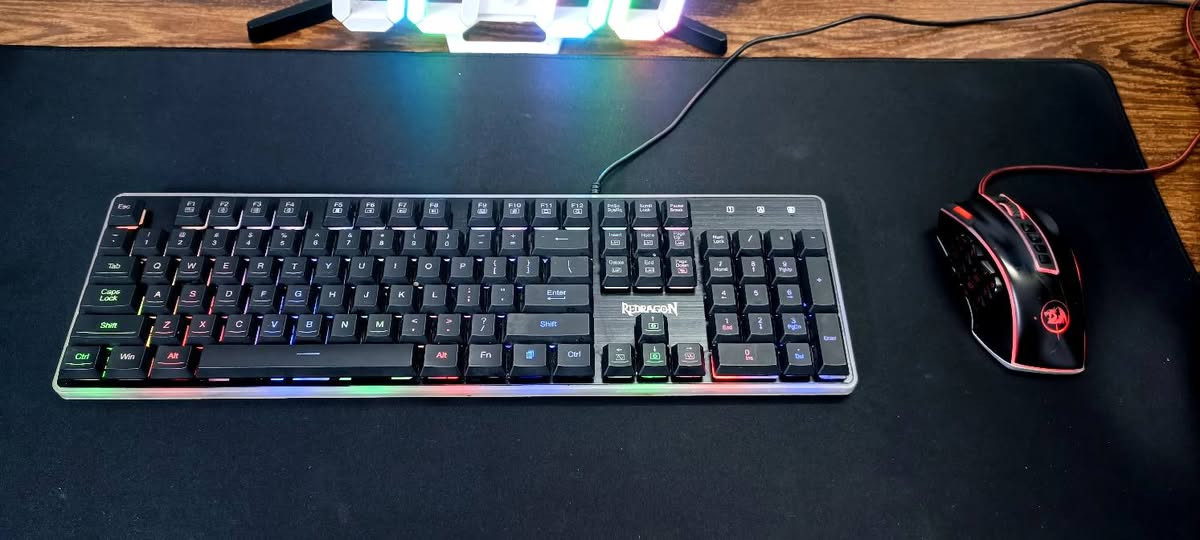 سلام عليكم سيت اب كامل 

مكون من 
كيس
مواصفات 
I5 10400f+fan cooler master 
Mb. Asus PRIME H410M-K
Gpu gtx 1660 ti ASUS TUF Gaming
Ram 2x8 16 gb 3200 بدون ارجيبي 
Ssd 240 gb
Hdd 1tb 7200rpm 
Power supply 550 w lux
Case Aero cool 4 fan RGB 
شاشة شاومي حجم ٢٤ 
٧٥ هرتز 

يوبي اس ماكسيما بطاريات بحاله جيده 1500va

ماوس ريد دراكن
كيبورد ريد دراكن 
ماوس باد اسود القياس الكبير 

دركسون pnx v3 pro 

السعر ٧٥٠ متوفر توصيل ابيع كامله مابيع منفصل


**إذا كنت صاحب هذا الإعلان وتريد حذفه لأي سبب، رجاءا أرسل رسالة إلى الدعم الفني**