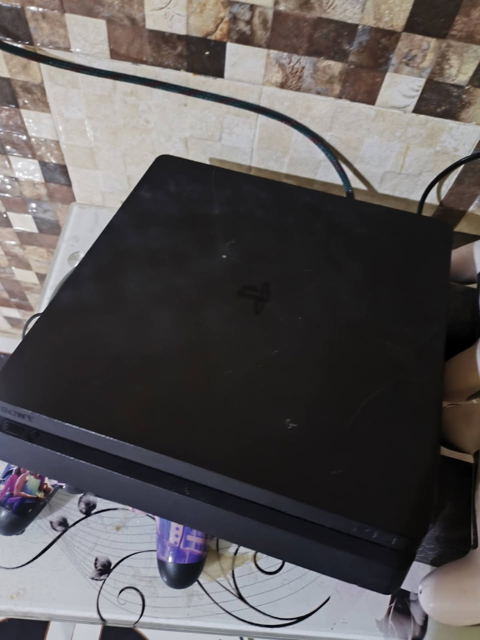 بلي فور للبيع البلي مهكر بس وكفت عندي مالت القرص يردله تصليح
رقمي ***********
يحتوي على قاعده تبريد+ كامل الملحقات + جوستگ ٣
اقراص ثنين رد ديت + كل اوف ديوتي 
والعاب الي باقيه كدامكم بالفيديو 
مكان ناصريه حي العسكري سعر ٢٥٠
