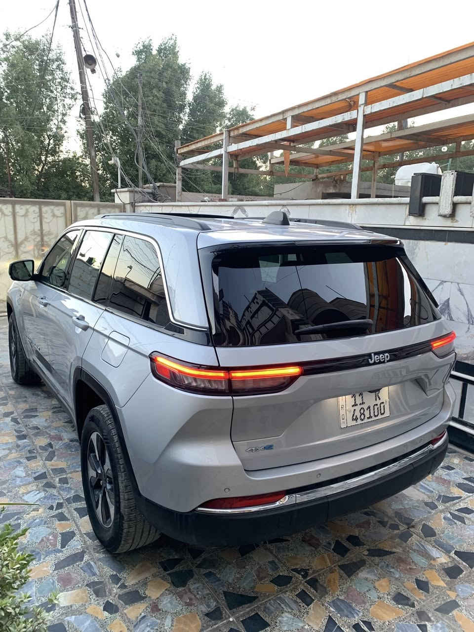 جيب كرانـد شيروكي 2024 
🚨دخول جديد مرقم بغداد مميز  بسمي 
  بانزين + هايبرد + شحن منزلي
المسافة المقطوعة:  32الف ميل

الضرر موضح بل صور ورقم شاصي هم بيها تبديل بنيد وبابتبن اليمنه اصليات نفس الوان صار بيها صبغ جملغ امامي يسره وجملغ خلفي يمنه فقط كلشي واضح بل منشور ايرباك برده فقط 

🚨 فول 1/1
 1شاشتين 
بانوراما طكتين
2. بصمة
داخل اوف وايت 
سستم صوت Alpine
3. تشغيل عن بعد  

5. كشنات جلد

6. كشن السايق ميموري

7. كشنات كهرباء

8. صندوق كهرباء

9. حساسات خلفية مامي 

10.  3 قطع تبريد

11. اشاير بالمري

12. رادار أمامي

13. رادارات 360

14. ثلاث وضعيات قيادة

15.  نظام اختيار الباتري او بانزين

16. كير ماوس

17. نظام منحدرات

18. هيتـرات بالكشنات

19. ويل كب كروم

20. لايتات لد

21. بكلايت لد

22. كشافات

23. بصمة أبواب

فول مواصفات 1/1   
السعر 268$ورقه  
مكاني بغداد جديده الاتصال

‭0773 548 4352‬
