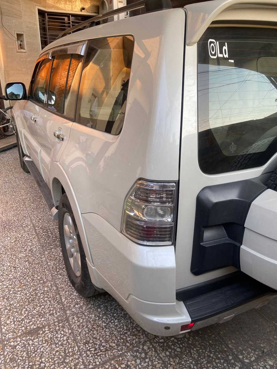 السلام عليكم 
باجيرو 2014 حبتور السيارة نضيفة كلش بيهة جاملغ ايمن نصه مصبوغ والبنيد نصه مصبوغ والجاملغ الايسر معدل بارد سيارة ماشية 126الف كيلو حقيقي مواصفاتهة معرفة الفتحة والدمام وكشن جلد كراسي الامامية كهرباء السيارة رقمهة بغداد باسمي شرط التحويل مكانهة بغداد السيدية للتواصل *********** 
السعر 165 ورقة وبيهة مجال
