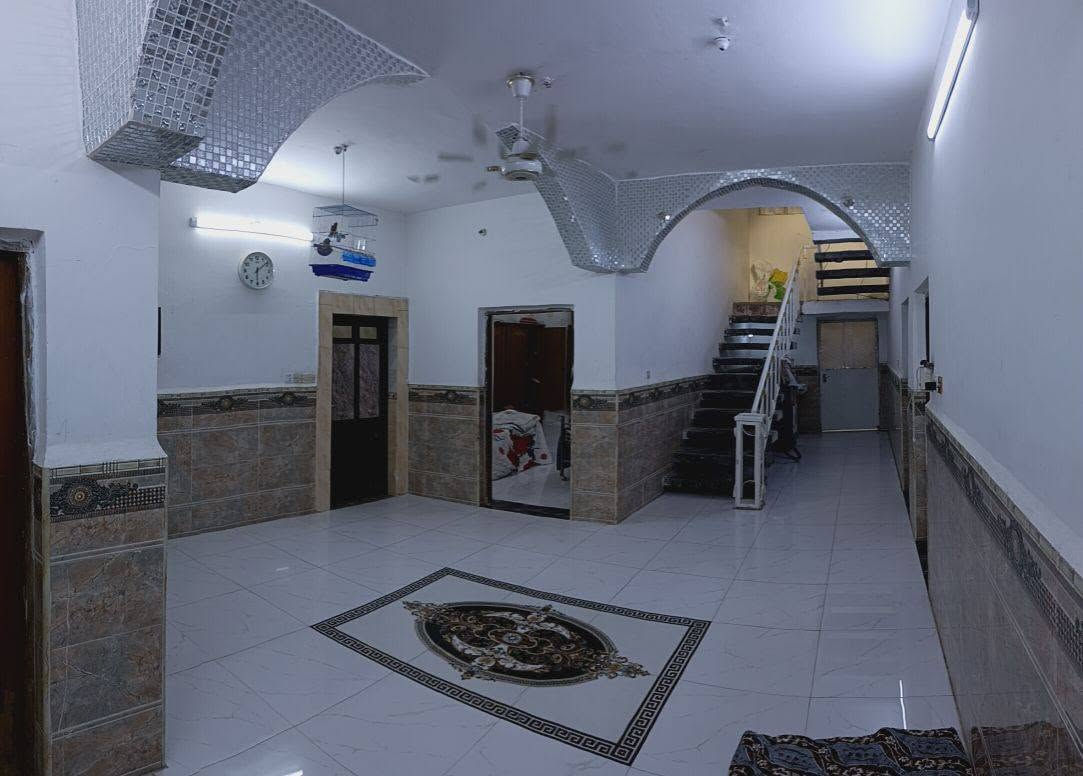 على بركة الله دار طابقين للبيع المساحة ٣٧٠ متر طابو ملك صرف تحويل مباشر 
الداخل و الخارج سيراميك
يحتوي الدار على اربع غرف نوم غرفتين في الطابق الاول و مطبخ و هول و استقبال كبير و صحيات و  غرفتين في الطابق الثاني  و صحيات العنوان الجمعيه الثانية قرب القاعه المغلقه قرب الشارع الرأيسي 
للاستفسار اتصل على الرقم 
***********

