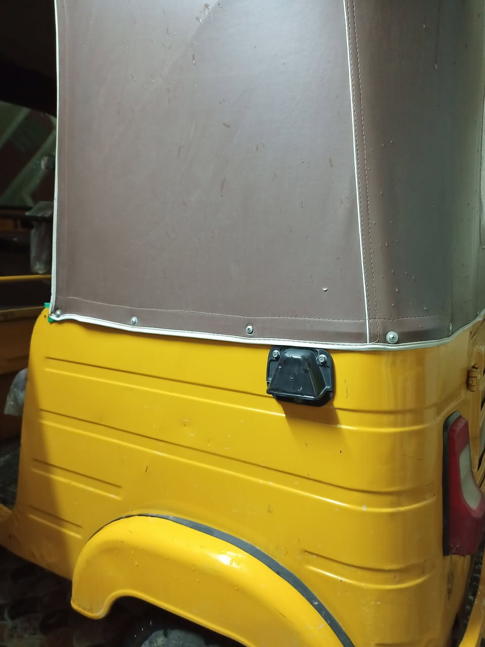 السلام عليكم تكتك موديل 20رقم وسنويه تكتك ماناقصها شي من ايدك للشارع بس بيها ملاحضات قليله بيها بارد ليوره شويه بكان يغداد الحسينيه ***********
