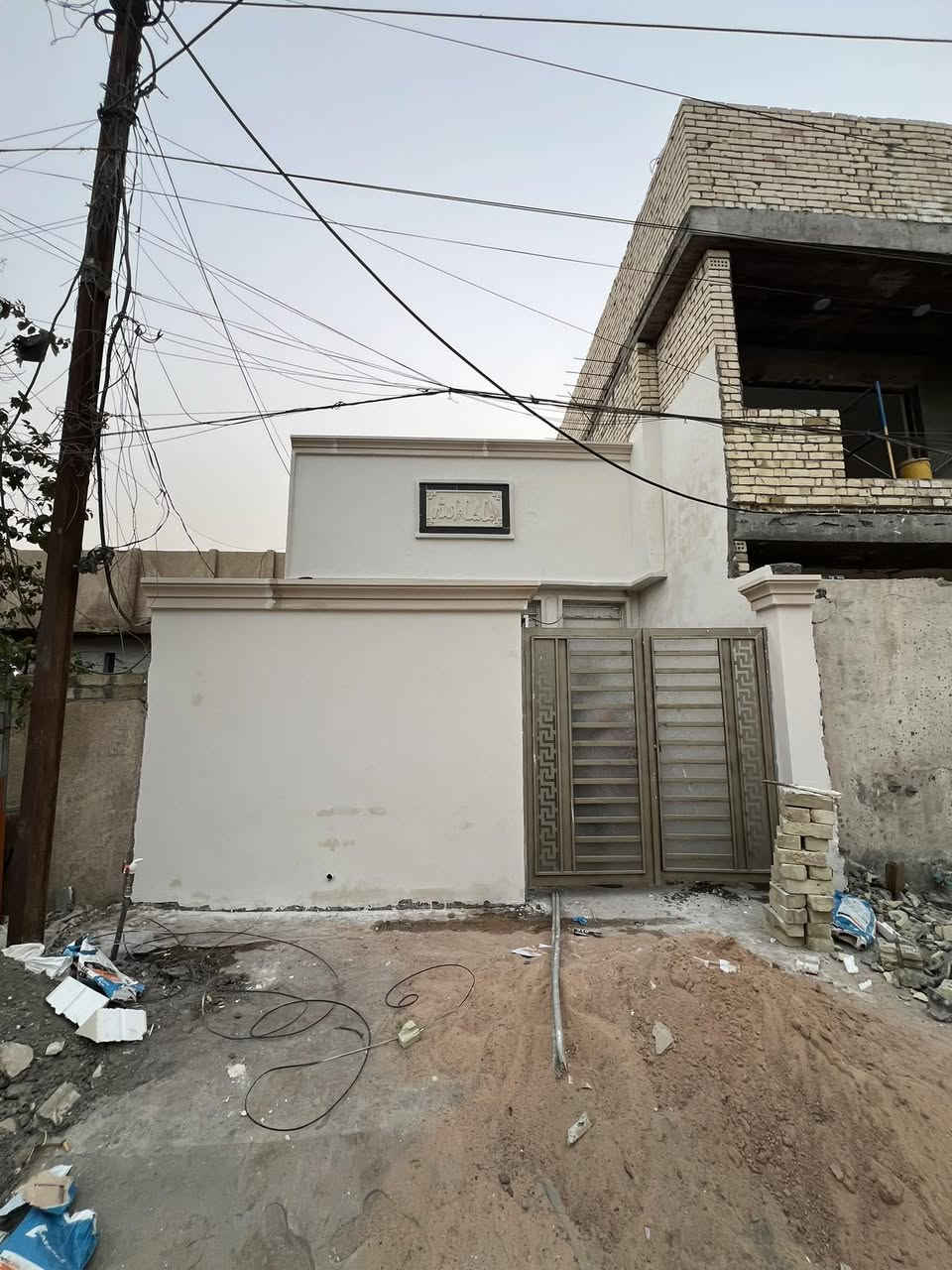 ✅مشتمل للبيع

✅المساحه 100

✅طابو ملك صرف 

✅يتكون مدخلين استقبال مطبخ حولي منور صحيات عدد 2 

✅غرفه نوم      🏡ملاحظه حالياً قيد الإنشاء ✨

✅طابق الثاني غرف نوم مع سطح

موقع 
📍بغداد /ابودشير  خلف شارع الصيرفة 

الإحسان للعقارات ابودشير 
الاستفسار 
☎️***********
