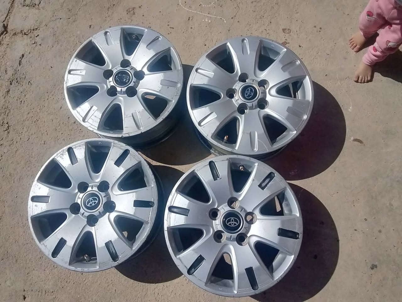 السلام عليكم اللبيع طخم ويل كب بيكم تيوته موديل 2011 بعدو نضيف حيل السعر 275 وبيهن مجال ستفسار عل رقم  ***********
