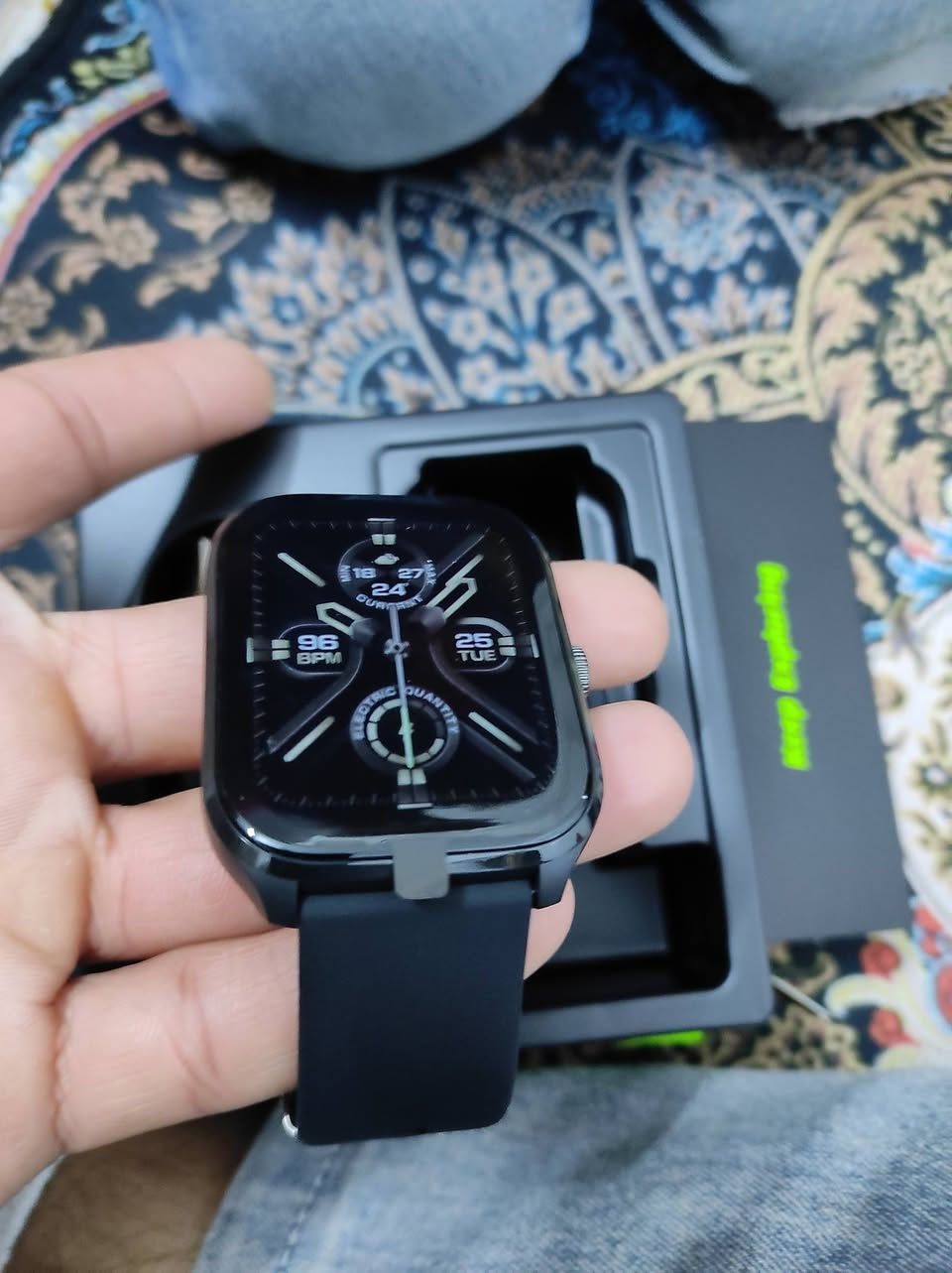 سلام عليكم شباب ساعه شركهORAEMO الاصليه ضمان سنه شركه عين الفهد 
مواصفات ( شاشه اموليد 4K  اتصال بيه ورسائل واتساب تلي مازنجر اسم المتصل كله عليه تشغيل وجه فيس اي دي بطاريه شحن 7 ايام متواصله 
انواع ثيمات بيه ☄️ تطبيق خاص بيه ضد المياه 100 بل 100 سعر 45 وبيه مجال لشراي مكاني فلوجه رقم ***********
