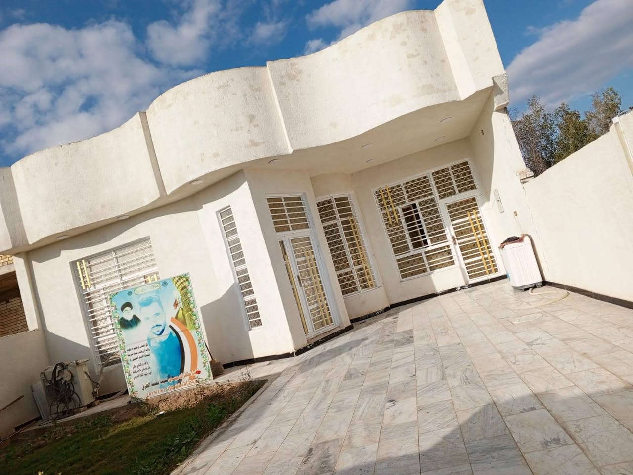 نصف دونم مع بيت مساحه ٢٦٠ بناء حديث 
يحتوي ع كراج وحديقه وغرفتين ومطبخ وصاله وهول واستقبال وصحيات 
العنوان مزبانيه على شارع بغداد العام موقع تجاري مقابل محطه بانزين جوهره ميسان 
السعر170   
***********
