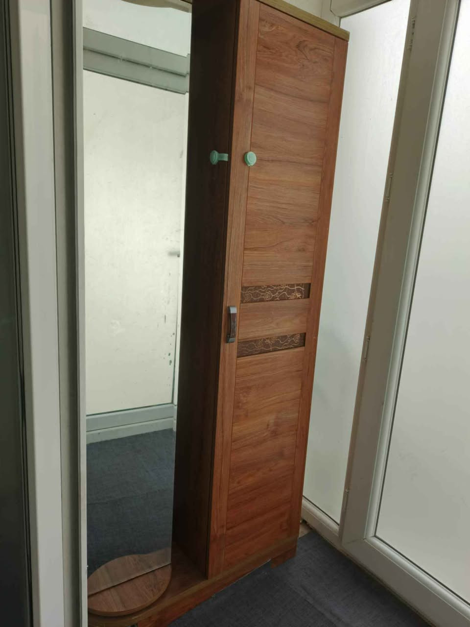 مەوادەکەی تورکیە ، تەختەکانی زۆر تۆکمەو کیبارن ئاوێنەیەکی باڵای پێویە وە لەگەڵ شوێنی هەڵواسینی جلیش وە باڵاکەشی بەرزیەکەی نزیکی ( ۱٨۲ ) cm  وە پانییەکەشی ( ٨۲ ) cm وە قات قاتە و هەشت ڕەفەیە زۆر تازە ماوەتەوە ، هەر کەسێ حەزی پێکرد ئەتوانێ لە نزیکەوە سەردانکات السليمانية, العراق


**إذا كنت صاحب هذا الإعلان وتريد حذفه لأي سبب، رجاءا أرسل رسالة إلى الدعم الفني**