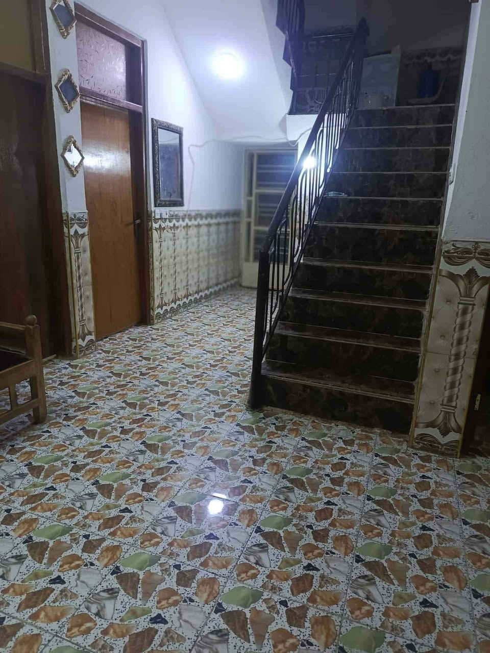 عل بركه الله تعالى دار للبيع ١٥٠ م واجه ٧ ونص نزال ٢٠  متكون. 3 غرف نوم 2 جوه وحده فوك استقبال صاله مطبخ منور ثنين زغار ع الغرف يبعد عن شارع ١٥٠ متر كامل من كل شي حتى مجاري ثقيله وكامرات والطرمه قمريه مسويلها   العنوان واسط العزيزيه منطقه حواس خلف حسينيه داود  السعر ٧٥ قابل للعمله لاستفسار مراساله الحساب


**إذا كنت صاحب هذا الإعلان وتريد حذفه لأي سبب، رجاءا أرسل رسالة إلى الدعم الفني**