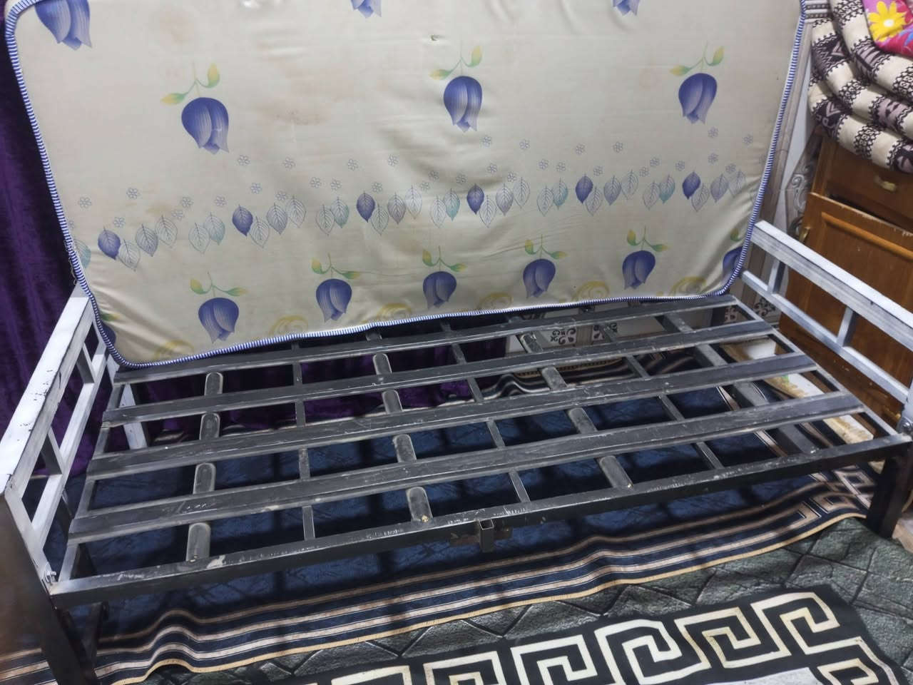 سرير نفر مع الدوشك ٥٠ الف وكيزر سعودي ٥٠لتر ٣٥ الف وبيهن مجال خاص واتساب مفتوح حي التضحية شارع العلوة ***********
