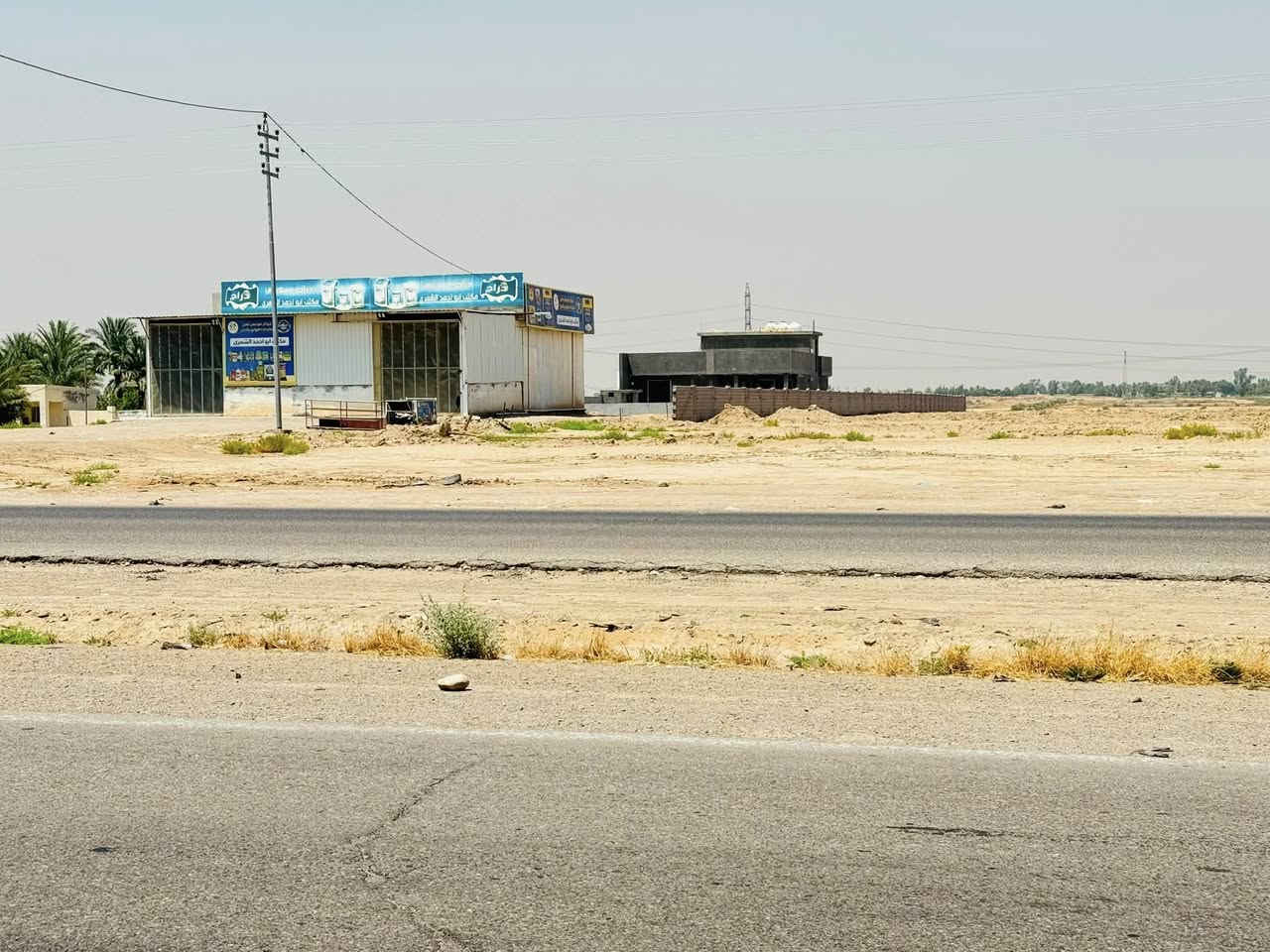 قطعة ارض ٦ دونم عقد زراعي ٣٥ وجه شارع العام طريق العزيزية بغداد قرب محطة وقود دجلة تحتوي على محلات عدد ٥ جاهزات كونكريت والاوضية رفت كونكريت طول المحلات ١٨ متر والعرض ١٥ متر مدفونه ويه الشارع ويحتوي ع بيت المساحه ٣٠٠ متر بناء درجه اولى حديث وطرمه ٤٠٠ متر وحديقه امام البيت وخلف البيت ميسج وكامل مي كهرباء 
الصور موجوده داخل المنشور للاستفسار اكثر اتصل او المراسله خاص 
*********** 
***********
