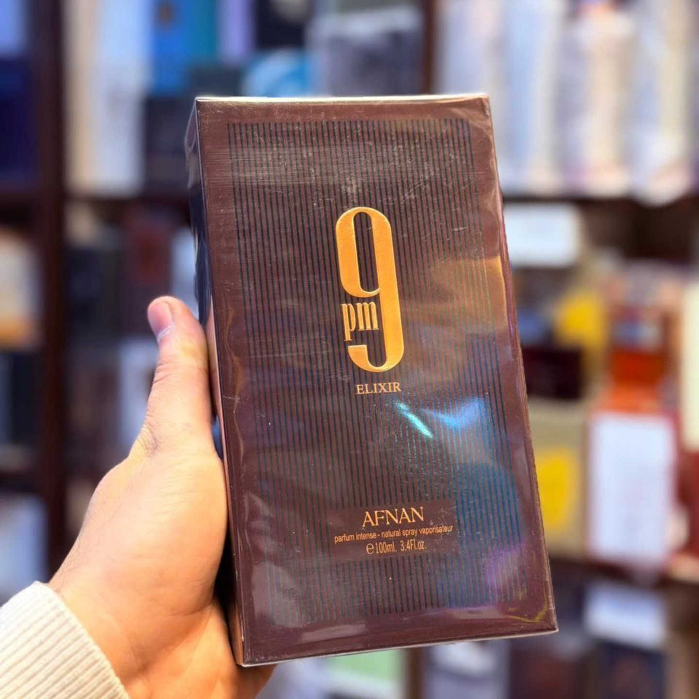 عطر 9PM Elixir من ماركة Afnan. 
نوع العطر: شرقي - حار للجنسين.
المكونات العليا: الهيل، جوزة الطيب، والإليمي.
المكونات الوسطى: الفلفل الحلو الإسباني، الجلود، والخزامى.
المكونات الأساسية: الباتشولي، الفانيليا، اللابدانوم، والورد الصخري.
الحجم: 100 مل.❤️‍🔥
🚛خدمة توصيل لجميع محافظات العراق ❤️‍🔥
رقم الهاتف : ***********
