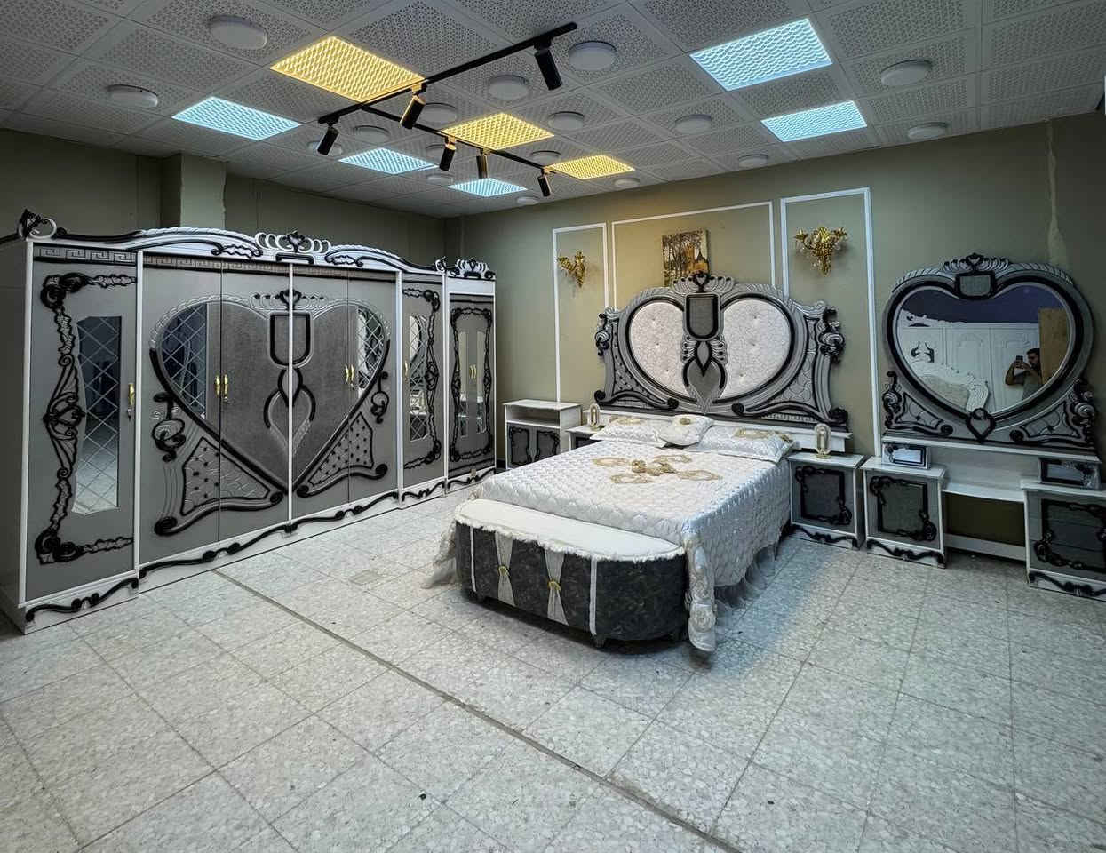 السعر مليون و200 الف دينار فقط  وبيها مجال 

سعر الشازلون الخزان 75 الف 

سعر الشازلون المقعد 50 الف 

غرفه نوم داخل معاكس خشب 3 ملم
خارج تحفير sns انديف 5 ملم

الصبغ حراري درجة اولى

6باب  متكونه من 9قطع

زاويه تصميم كنتوري بارتفاع الكنتور

السرير بلاويد اسود 6ارجل

قياس الكنتور ارتفاع 2.40 وعرض 3.20

النقل والشد مجاناً داخل بغداد 
أطراف 50

يوجد توصيل الى جميع المحافضات وباسعار مناسبه

للحجز والاستفسار مراسله الصفحة او واتساب *********** 
G
