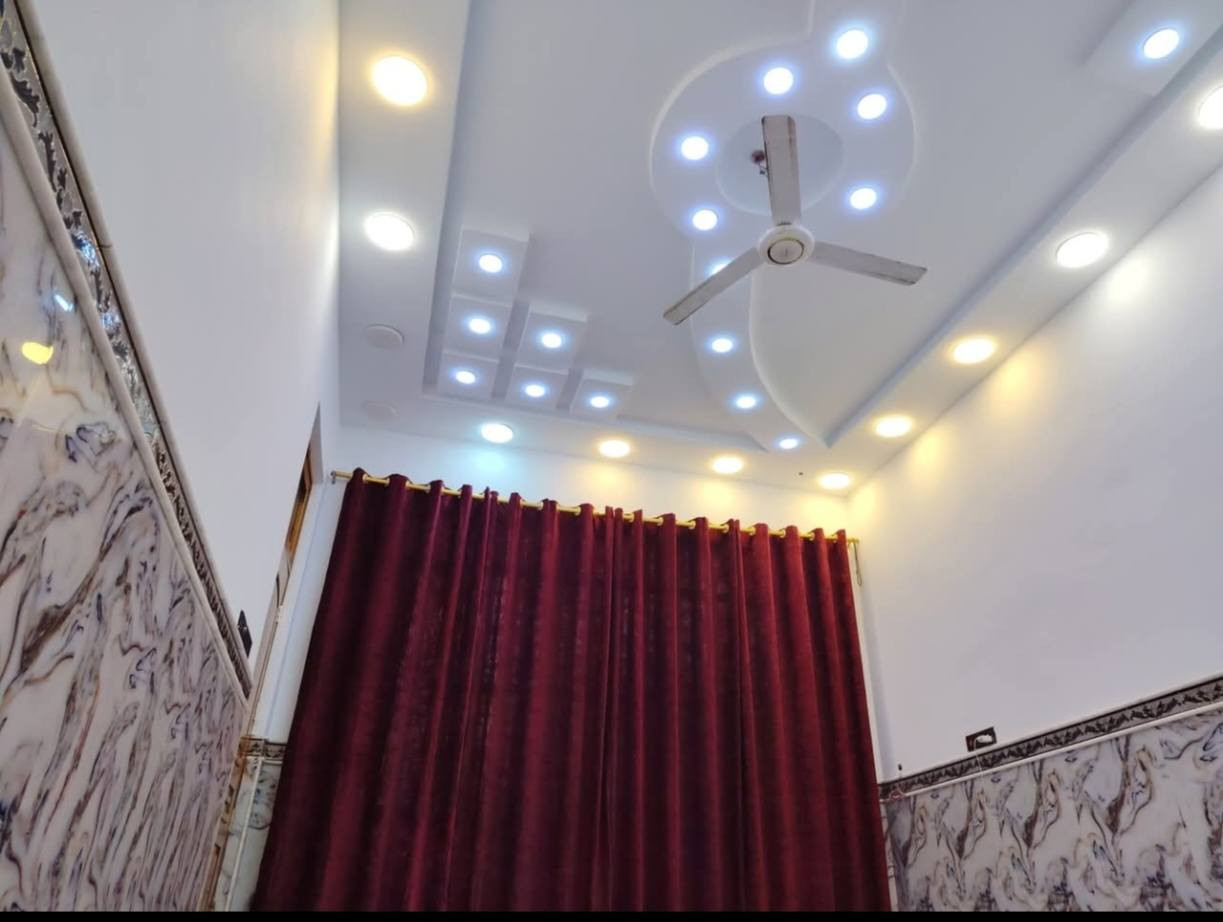 دار للبيع حي الغدير الثانيه المساحه 200 بناء درجه اولى ييتكون البيت من غرفه عدد 2 أو مطبخ أو استقبال أو صاله أو حمامات. داخليه أو خارجيه  ول قاط الثاني مبنى الصاله أو حمامات  للاستفسار اتصل ***********
