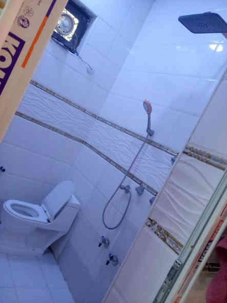 السلام عليكم دار سكني للبيع مقاطعه 830 حي النور 

المساحه 100 مربع 10 *10  بصف الركن مقابل خدمات 

بناء طابوق حديث سنه 2025 

يحتوي على غرفه وصاله ومطبخ واستقبال وصحيات 

موقع مميز بدايه المنطقه وقريب على الشارع 

السعر 155 وقابل للتفاوض 

للأستفسار ***********
