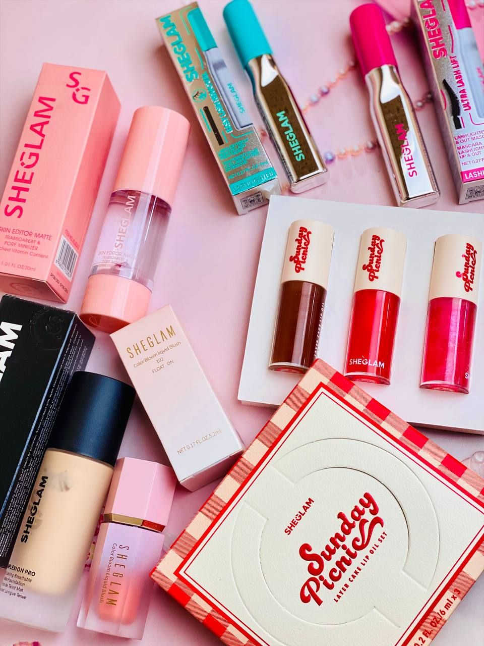 ✨ بوكس الدلع والجمال من SHEGLAM.. القطع اللي تموت وصلت! ✨
يا كيمر وعسل.. جبنالكم اليوم عرض ما يتفوت، سيت كامل من ماركة SHEGLAM الأصلية، يخلي مكياجج "فلتر" طبيعي ونزاكة تخبل! 😍💖
📦 شنو محتويات البكج؟
1. كريم أساس (Complexion Pro): تغطية مثالية وخفيفة على البشرة، يخلي الوجه قطعة وحدة. 🧴
2. برايمر (Skin Editor): السحر اللي يثبت المكياج ويصفي المسام ويخلي البشرة مخملية. ✨
3. بلاشر شيغلام الشهير (Color Bloom): اللون اللي يجنن والدمج السهل، ينطيج خدود وردية طبيعية. 🌸
4. ماسكارا (Ultra Lash Lift): تطويل وتكثيف خيالي للرموش، تغنيج عن الرموش الاصطناعية. 👁️‍🗨️
5. سيت قلوسات (Sunday Picnic): لمعة وترطيب يجنن، يخلي الشفايف ممتلئة وحلوة. 💄✨
6. مزيل ماسكارا: حتى تنظفين عيونج بسهولة وبدون ما تتعب رموشج. 🧼


**إذا كنت صاحب هذا الإعلان وتريد حذفه لأي سبب، رجاءا أرسل رسالة إلى الدعم الفني**