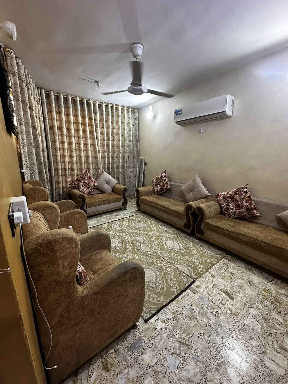 السلام عليكم
بيت للبيع المساحة (80)متر الواجهيه (5)متر النزال (16)متر  شارع مشمشه 
الاستفسار :***********
