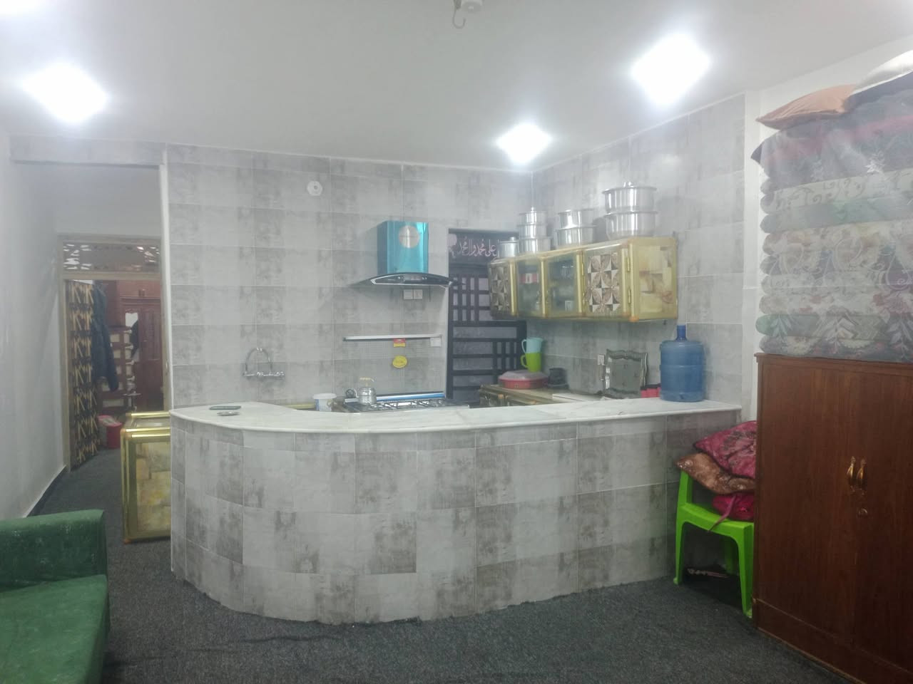 سلام عليكم دار البيع بحي لامين اول ملعب خماسي بنزلته يبعد عن شارع العام حوالي 150م شارع عرضه 8م سند 25يدور بسمك مبشرتن الخدمات تبليط مجاري ماي انتريت ضوي مدارس مقبيل شارع العام ***********
