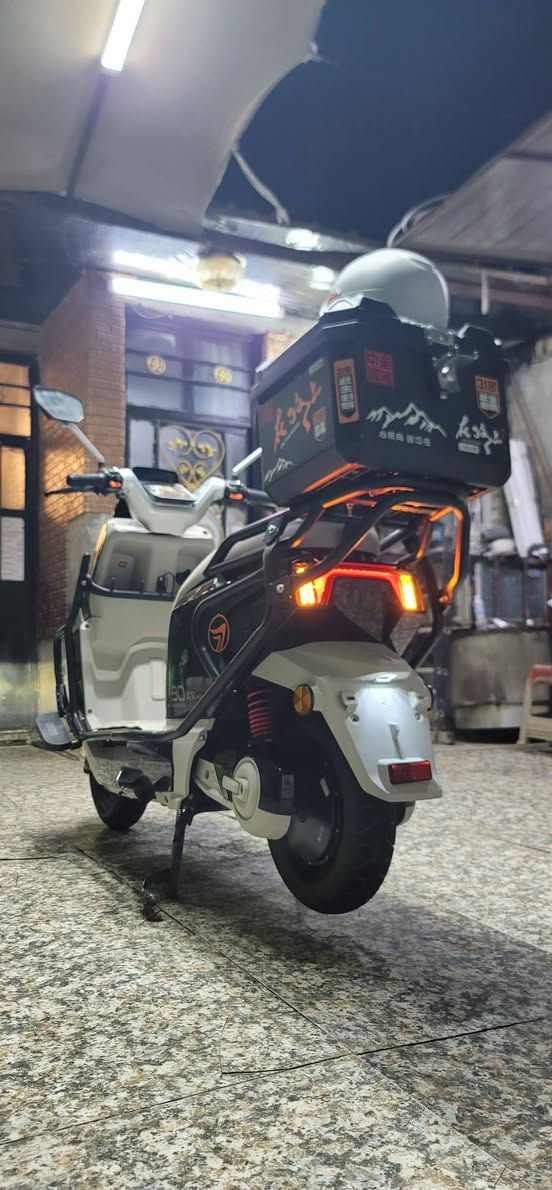 السلام عليكم ورحمة الله وبركاته..اخوان (حجز ماكو) ...عجبك السعر اتصل وحياك الله ...دراجه (الملكه..تيسلا...VIP..) دخول 2026...دراجه وكاله (غير مستخدم ) عدد البطاريات (.6.) النوع جرافيك ...السرعه .(.85.)..الملف ..2000..سبورت...تقطع مسافه بل شحنه الواحده اكثر من (70) كيلو..حسب السرعه والوزن...عددالتحويلات..(.1.2.3.4.R.)..مخرج شاحن USP..اطارات 12.CZ..كتلوك الشركه..والخوذه وصل المعرض بيه ..شاحنه تدعم الشحن السريع والأيقاف الذاتي عند امتلاء البطاريات..
السعر (950) قفل ...مكاني بغداد الشعب...الشراي يتصل..***********...واتساب موجود...
