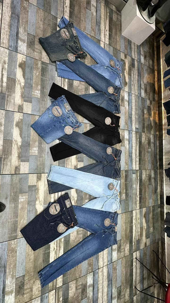 جينز ايطالي 🔥🔥🔥

ماركة انتر لايف كصه عدله  قطعة فوووووول 😎✅

خامه كلش مريحه و القالب مالته فت على الجسم ما يحتاج خياط 
موجود قياسات كاملة 

شرفونا للمحل 🫡 موجودين من ٨ الصبح لل٨بليل

📌📌 العنوان ديوانية شارع الدغارة قرب حلويات المصطفى ازياء مودرن للملابس الرجالية ***********
