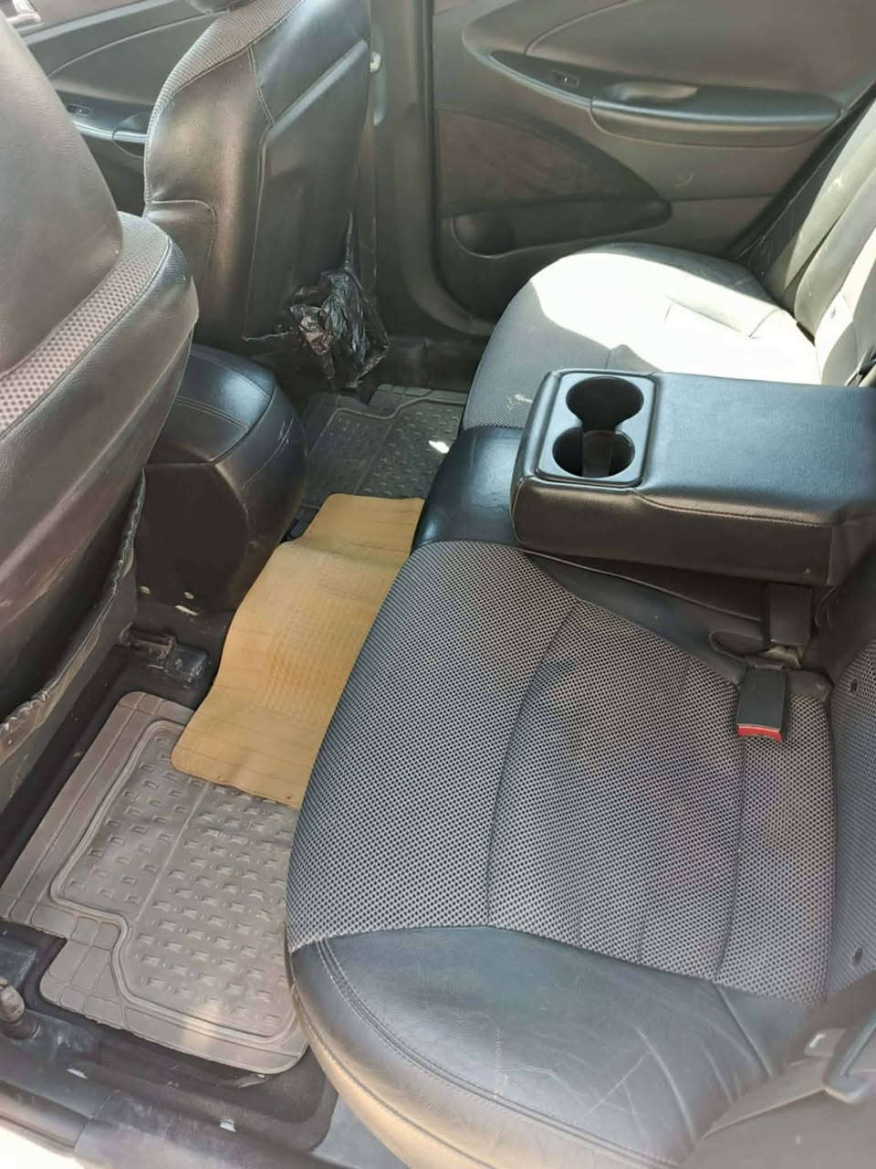 سوناتا ٢٠١١ وارد امريكي للبيع
كير ومحرك واكسل مكفول 
بيها مكانات صبغ بس ابيع حزام 
سياره حلوه ونضيفه 
السعر ١٠٥ وبيها مجال 
للاستفسار اتصل 
***********
