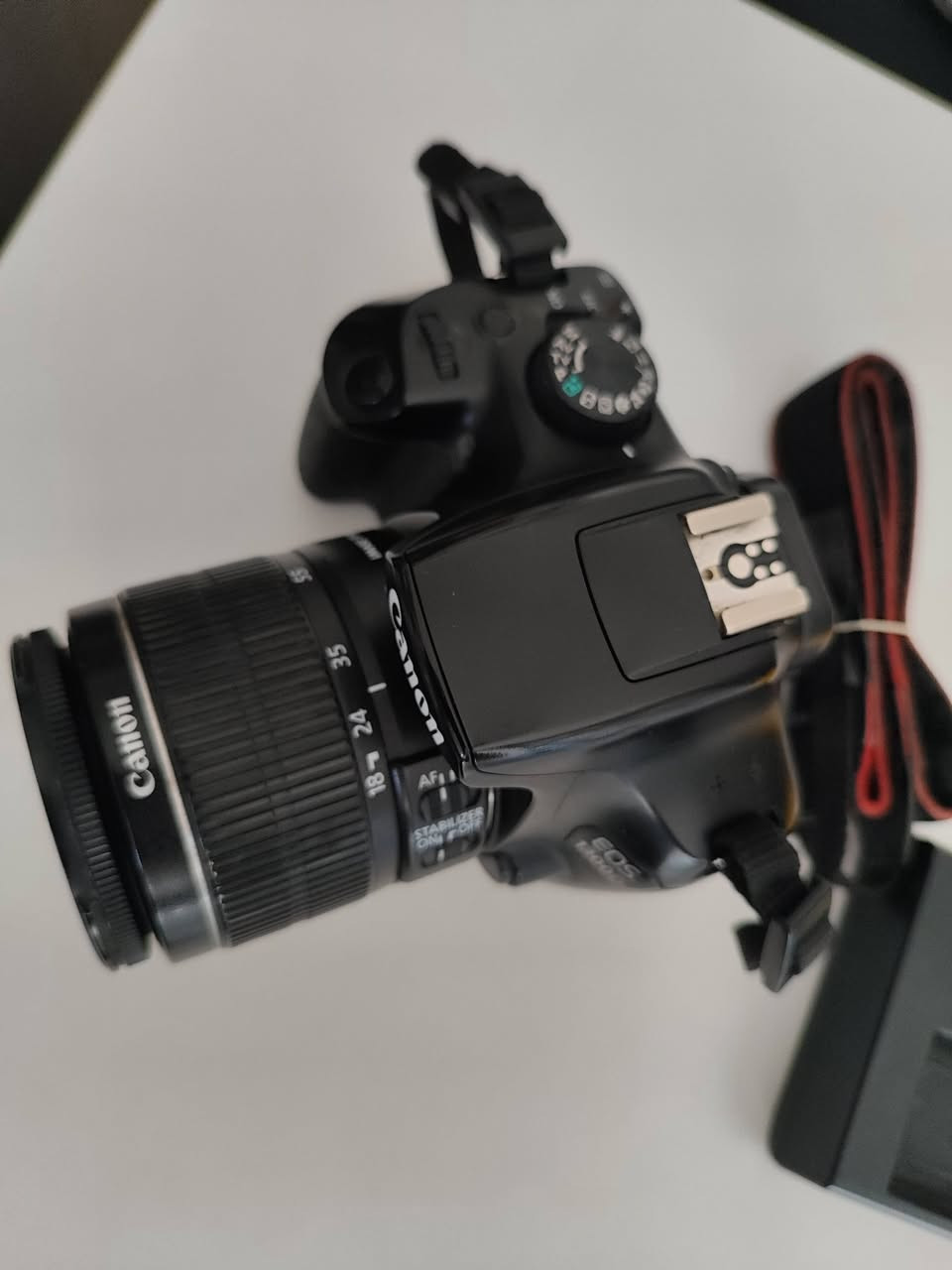 📸 للبيع كاميرا كانون Canon 1300D بحالة ممتازة ونظيفة
النظافة: 85 ـ 90%.
العدسة: الأساسية 18-55mm بيها مانع اهتزاز (IS) لصور ثابتة.
المميزات: تدعم الواي فاي (Wi-Fi) لنقل الصور للموبايل مباشرةً وبثواني.
الملحقات: البطارية الأصلية عدد(2) ، الشاحن الأصلي، وحزام الرقبة ققط.
💵 السعر: [190 وبيها مجال بسيط]
📍 الموقع: [الانبار - الرمادي] 
🚚 يتوفر توصيل لجميع المحافظات 
📞 للتواصل راسل الصفحة او اتصل على الرقم 
0785 869 8171
