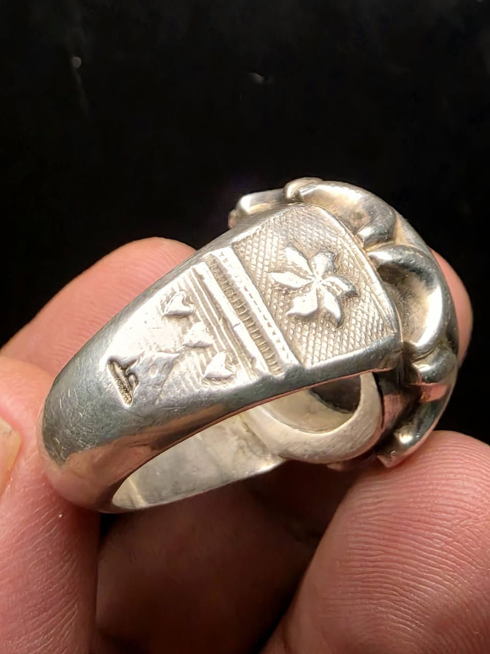 نوادر التحف اليمانية 🥰
شفة العبد اليماني الفاخر المشف الزبيبي🍇
صياغة الهمبركر🍔
صياغة الكنگ علي بمبع القديمة 🥰
نقشت وخطت ووقعت بأنامل استاذ الخطاطين الشيخ عقيل الكربلائي🥰
.[سورة آل عمران: الآيات 26- 27]

{قُلِ اللهمَّ مالِكَ الْمُلْكِ تُؤْتِي الْمُلْكَ مَنْ تَشاءُ وَتَنْزِعُ الْمُلْكَ مِمَّنْ تَشاءُ وَتُعِزُّ مَنْ تَشاءُ وَتُذِلُّ مَنْ تَشاءُ بِيَدِكَ الْخَيْرُ أنك عَلى كُلِّ شَيْءٍ قَدِيرٌ (26) تُولِجُ اللَّيْلَ فِي النَّهارِ وَتُولِجُ النَّهارَ فِي اللَّيْلِ وَتُخْرِجُ الْحَيَّ مِنَ الْمَيِّتِ وَتُخْرِجُ الْمَيِّتَ مِنَ الْحَيِّ وَتَرْزُقُ مَنْ تَشاءُ بِغَيْرِ حِسابٍ (27)


**إذا كنت صاحب هذا الإعلان وتريد حذفه لأي سبب، رجاءا أرسل رسالة إلى الدعم الفني**