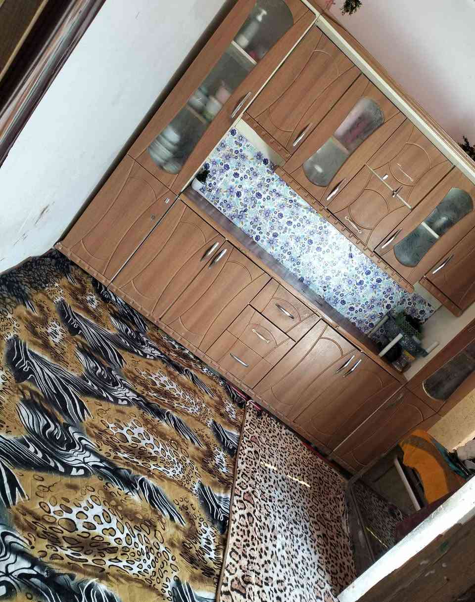 بيت زراعي للبيع المساحه ٢٠٠متر بناء غرف ٢ وصاله ودوانيه ومطبخ ومجمع صحي خارجي وداخلي خدمات ماء مدارس مستوصف شوارع مجاري كامل من كل الخدمات المكان الشطره البدعه خلف المستوصف السعر ٣٠ بي مجال ‏‪***********‬‏وات ساب
