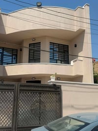 عقار للبيع طابو ملك صرف المساحة 210 7*30  4غرف نوم   5حمامات  3اسطح  ب...