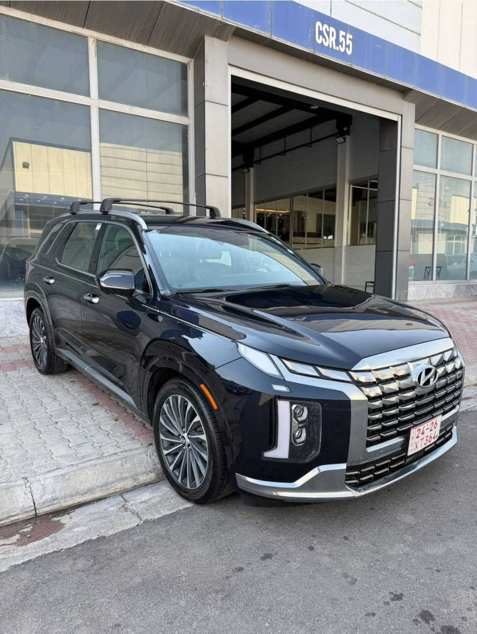 سيارة هيونداي باليسيد كاليجرافي 2024 (Hyundai Palisade Calligraphy) باللون النيلي على سواد
وارد امريكي دخول جديد
-كير ومحرك مكفول
- السعر 31000 دولار وبي مجال  
- ⁠السيارة رقم اربيل 
- ⁠الحادث امامي البنيد مصبوغ نص فقط والدعامية مبدله
- باقي السياره كفاله عامه 
- السونار مرفق مع رقم الشاصي
-نوع المحرك: تنفس طبيعي 6 أسطوانات (V6) بسعة 3.8 لتر (GDi).
الممشى: 35000 mile 
-ناقل الحركة: أوتوماتيكي من 8 سرعات (تحكم بالأزرار Shift-by-Wire) مع شيفرات تبديل (شفتات).
-نظام الدفع: دفع كلي ذكي HTRAC AWD مع أوضاع قيادة متعددة (Comfort, Eco, Sport, Smart) بالإضافة إلى أوضاع التضاريس (Snow, Mud, Sand).
-مصابيح أمامية وخلفية LED كاملة بتصميم عمودي، مع إضاءة ترحيبية (Puddle Lamps) بشعار كاليجرافي تحت المرايا الجانبية.
- الإطارات مقاس 20
- فتحة سقف مزدوجة (فتحة أمامية متحركة + سقف بانورامي خلفي ثابت).
- الباب الخلفي: كهربائي ذكي يفتح تلقائياً عند الاقتراب (Smart Power Tailgate)
- مقعد السائق (Ergo-Motion): مقعد صحي ذكي يحتوي على مساج لتقليل التعب في السفر الطويل، مع ذاكرة لحفظ الوضعيات .
- المقاعد: مكسوة بجلد نابا (Nappa Leather) الطبيعي الفاخر بتطريزات ألماسية.
- جميع المقاعد تدفئة وتبريد
- السقف كنتارا
- الشاشات: شاشتان مدمجتان مقاس 12.3 بوصة؛ واحدة للعدادات الرقمية بالكامل مع عرض زوايا الرؤية العمياء عند الإشارة، والأخرى شاشة ترفيه وسطية تدعم نظام الملاحة، وأبل كاربلاي، وأندرويد أوتو.
- مرآة الرؤية الخلفية الرقمية: مرآة داخلية ذكية تتحول إلى شاشة تعرض كاميرا خلفية حية، مفيدة جداً إذا كانت الحقيبة ممتلئة بالأمتعة وتحجب الرؤية.
- النظام الصوتي من Harman Kardon
- ميزات إضافية: شاحن لاسلكي سريع للهواتف، نظام التحدث مع ركاب الصف الثالث عبر الميكروفون (Passenger Talk)، ونظام كتم الصوت في الخلف (Quiet Mode).
-  كاميرات محيطية 360 درجة 
- الرادار التكيفي ومثبت السرعة الذكي (Smart Cruise Control) مع ميزة التوقف والانطلاق
- نظام المساعدة على تجنب الاصطدام الأمامي في التقاطعات (FCA-Junction).
- نظام الحفاظ على المسار والتحذير من الخروج منه مع التدخل التلقائي.
- نظام المساعدة على تجنب الاصطدام في البقعة العمياء (BCA) والتحذير من حركة المرور الخلفية
موقع السياره 
بغداد الدوره 
للتواصل مباشر واتس
***********
