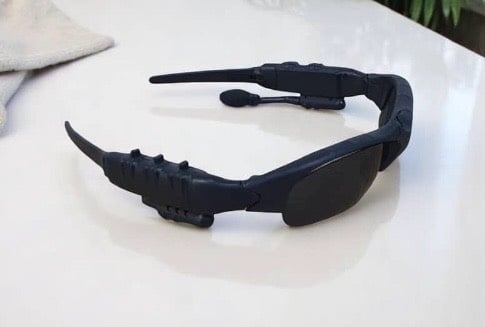 سلام عليكم راجع أتوفر من جديد 
جهاز تتبع 
السعر ٣٥ 
بي ٤ قطع 
يرهم عله جميع الجهازه 
يفيد أهل الدرجات 
 الحجز وتساب 
متوفر توصيل لجميع مناطق 
***********
جهاز تتبّع ذكي (4 قطع)

الاستخدامات:

تعقّب المفاتيح، الحقائب، المحافظ، السيارات، الدراجات وحتى عربات الأطفال.

إصدار تنبيه صوتي لتحديد موقع الغرض المفقود ضمن مدى البلوتوث.

البحث العالمي عبر تطبيق Apple Find My للعثور على الأغراض المفقودة في أي مكان.

مناسب للسفر والاستخدام اليومي لتفادي فقدان الأغراض المهمة.

المميزات:

يعمل مباشرة مع تطبيق Apple Find My دون الحاجة إلى تطبيق إضافي.

بطارية قابلة للاستبدال (CR2032) تدوم حتى سنة كاملة.

تصميم صغير وخفيف (وزن 8 غرام فقط).

مدى بلوتوث فعال حتى 20 متر مع خاصية إصدار صوت للتحديد السريع.

يأتي مع أغطية سيليكون وحلقات تعليق لتثبيت الجهاز بسهولة على أي غرض.

محتويات الصندوق:

4 أجهزة تتبّع ذكية.

4 أغطية سيليكون واقية.

4 حلقات تعليق (Lanyards).

دليل استخدام متعدد اللغات.

طريقة الربط:

1. تأكد من أن جهازك (iPhone أو iPad) يعمل بنظام iOS  iPadOS الإصدار 14.5 أو أحدث.
2. افتح تطبيق Find My المثبّت مسبقًا على جهازك.
3. ضع جهاز التتبّع بالقرب من الآيفون، ثم اضغط على زر التشغيل في الجهاز.
4. سيصدر الجهاز صوتًا قصيرًا للدلالة على التشغيل.
5. على شاشة الآيفون، اختر "إضافة عنصر جديد" (Add Item) ثم اضغط متابعة.
6. عيّن اسمًا للجهاز واختر "تم" (Finish) ليصبح الجهاز جاهزًا للاستخدام.

الملاحظات:

البطارية CR2032 قابلة للاستبدال عند انتهاء عمرها.

في حالة عدم ظهور الجهاز في التطبيق، يمكن عمل إعادة ضبط (Reset) بالضغط على زر التشغيل 5 ثوانٍ حتى تسمع نغمة مزدوجة.

الغلاف الخارجي مصنوع من مادة ABS المتينة.

أبعاد الغلاف:

الطول: 10 سم

العرض: 14 سم

الارتفاع: 3 سم

لا يمكن توصيل المنتج الى كردستان العراق