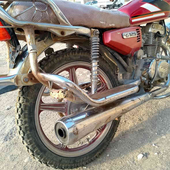 مكلف بالنشر
موطور للبيع السعر 300 وبي مجال 

المكان قرية الحود ***********
