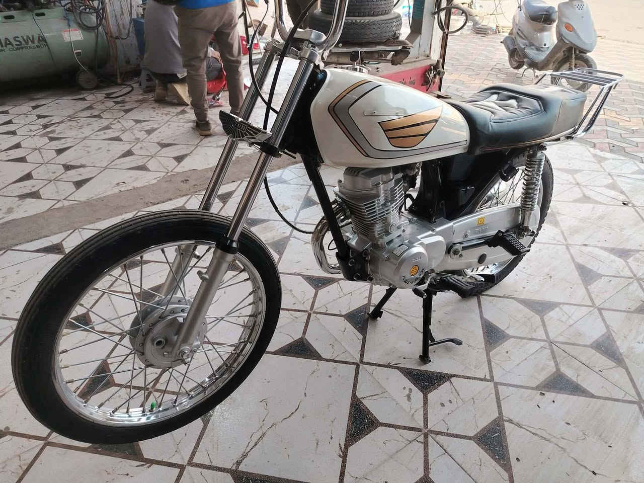 السلام عليكم 
دراجه للبيع نضيفه مكفوله من الطول للطول
مكينه رابيدو هاذ رقم راعيه***********
وهاي صفحته سلوم ابن العماره
