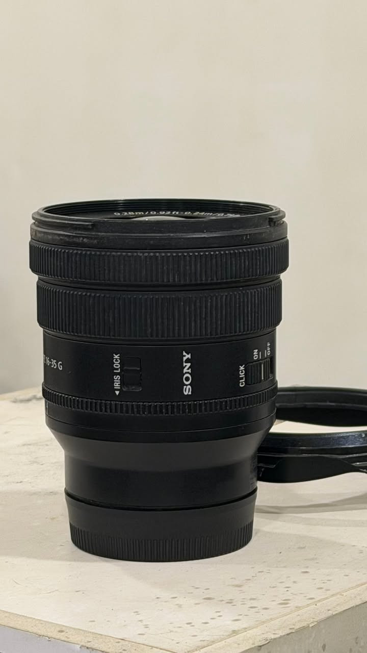 للبيع بسعر 650$ :

Sony FE PZ 16-35mm F4 G

وهي من أفضل عدسات الزوم الواسع المخصصة لكاميرات سوني ذات الإطار الكامل (Full Frame

المواصفات

* الاسم الكامل: Sony FE PZ 16-35mm F4 G
* نوع العدسة: زوم واسع (Ultra Wide Zoom)
* البعد البؤري: 16-35 مم
* فتحة العدسة: ثابتة F4 عبر جميع الأطوال البؤرية.
* التركيب: Sony E-Mount
* التغطية: Full Frame (وتعمل أيضاً على كاميرات APS-C).
* الزوم: Power Zoom (زوم كهربائي) وهو ممتاز لتصوير الفيديو.
* التركيز: Autofocus سريع وهادئ باستخدام محركات Linear Motors.
* مانع اهتزاز: لا تحتوي على مثبت بصري (OSS)، وتعتمد على مثبت الكاميرا إذا كان موجوداً.
* مقاومة للعوامل الجوية: نعم (مقاومة للغبار والرذاذ).
* قطر الفلتر: 72 مم.
* الوزن: حوالي 353 غراماً فقط، وهي خفيفة جداً مقارنة بعدسات 16-35 الأخر


**إذا كنت صاحب هذا الإعلان وتريد حذفه لأي سبب، رجاءا أرسل رسالة إلى الدعم الفني**