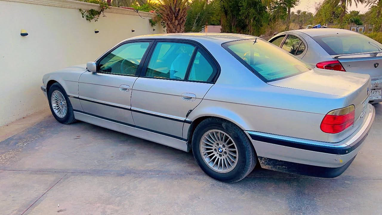 ((( BMW))) 
(((نظيفة جدا وجاهزة))) 
السلام عليكم 
مكانها بغداد
موديل ٢٠٠٠ 
حجم ٤٤ 
داينمو مي 
فول مواصفات
دبل جام 
شاشة 
كامرة 
مري شفط 
جنطة شفط  
السيارة جاهزة 
ادامة كاملة مجاول باتري ونوزلات وبلكات
نشطة جدا 
تبريد جيد جدا
السعر 105 
***********
